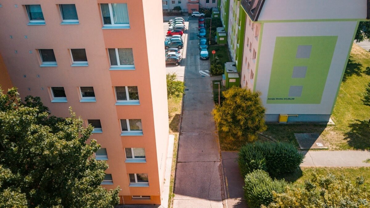 Mesto Trnava: NOVÝ POVRCH PRE VNÚTROBLOK NA DRUŽBE