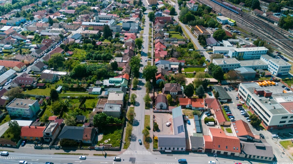Mesto Trnava: STAVEBNÉ PRÁCE NA STROMOVEJ POKRAČUJÚ ASFALTOVANÍM CESTY, DÔJDE K DOČASNEJ UZÁVERE KRIŽOVATKY