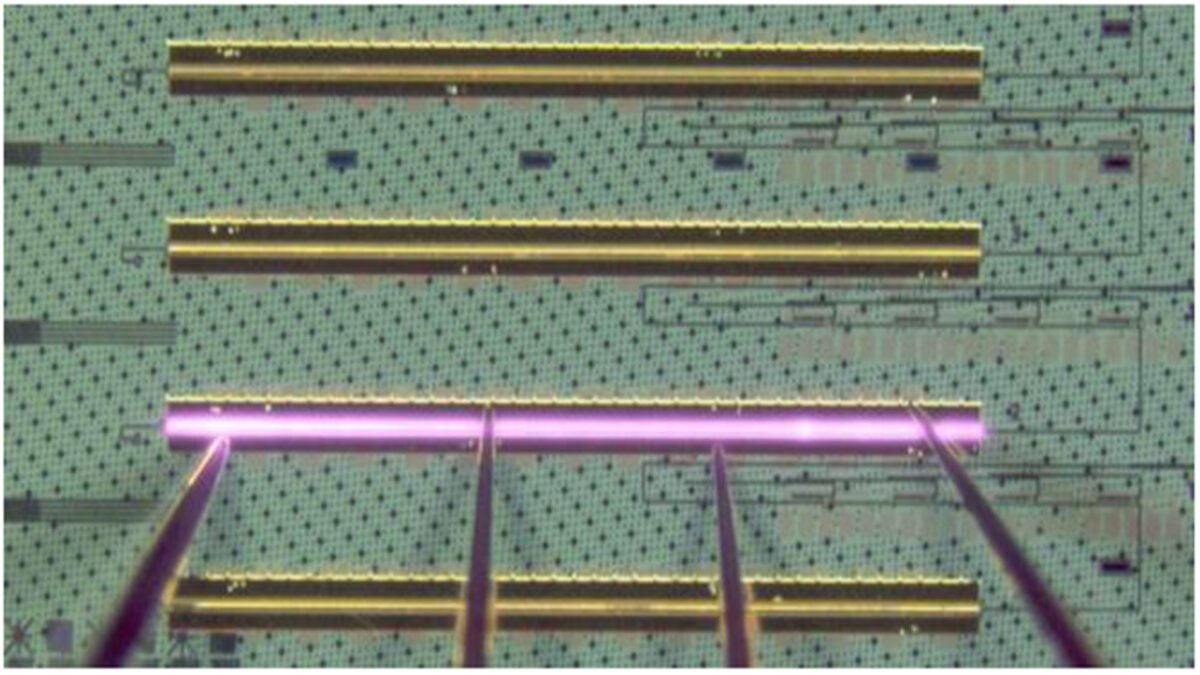 Nový trik pre lasery a kremík: Fotónové čipy budú lacné a rýchle