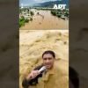 Pakistanského reportéra strhla povodňová vlna počas živého vysielania.