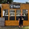 Pankáč z križovatky. V BBQ Búde vás odzbrojí vymazleným mäsom za skvelú cenu.