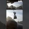 Pozor: Ukrajinskí vojaci utekajú pred prepadom pod paľbou v Pokrovsku.