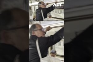 Prívalová vlna zaplavuje stanicu metra v New Yorku počas silného dažďa.