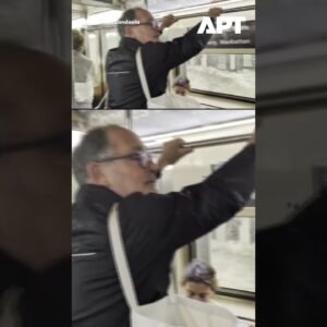 Prívalová vlna zaplavuje stanicu metra v New Yorku počas silného dažďa.