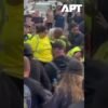 Protest proti imigrácii prerástol v potýčku s políciou pred londýnskym hotelom p...
