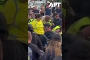 Protest proti imigrácii prerástol v potýčku s políciou pred londýnskym hotelom p...