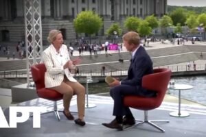 Protestujúci narušili rozhovor s líderkou AfD Alice Weidel v priamom prenose.