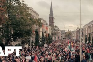 Protestujúci v Haagu odsúdia izraelskú ofenzívu v Gaze, holandská polícia zasahu...