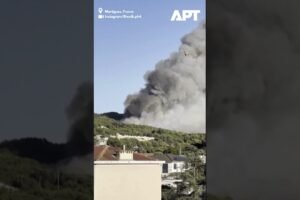 Rozsiahly požiar pustoší kopce neďaleko Marseille vo Francúzsku.