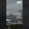 SLEDUJTE: Zhuhai zasiahla búrka Wipha, ktorú sprevádza desivý oblak.