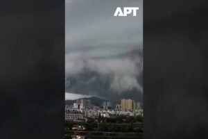 SLEDUJTE: Zhuhai zasiahla búrka Wipha, ktorú sprevádza desivý oblak.