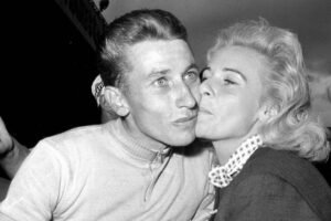 Šampión Tour de France, ktorý prešiel všetky hranice: Žil s manželkou, spal s je...