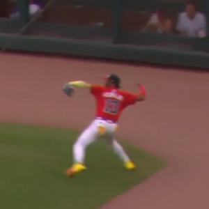 Ronald Acuña Jr. predviedol najlepší hod roka v MLB z hlbokého pravého poľa.