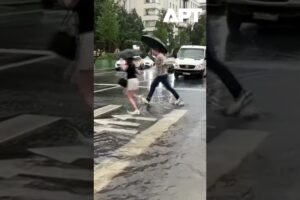 Silná búrka s bleskami spôsobila náhle záplavy v Moskve, ktoré zatopili cesty a ...
