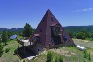 Skrýša ako z akčného filmu. V pyramíde sa schováte pred skazou sveta.