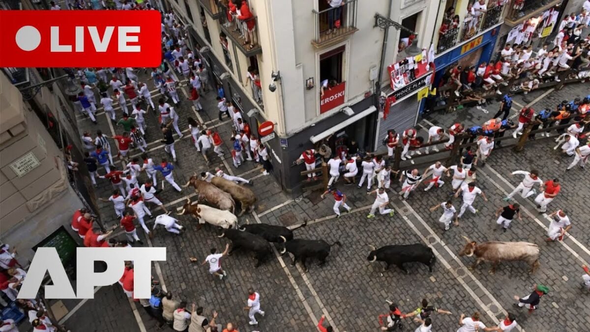 Sledujte býčí beh v Pamplone počas slávneho festivalu San Fermín.