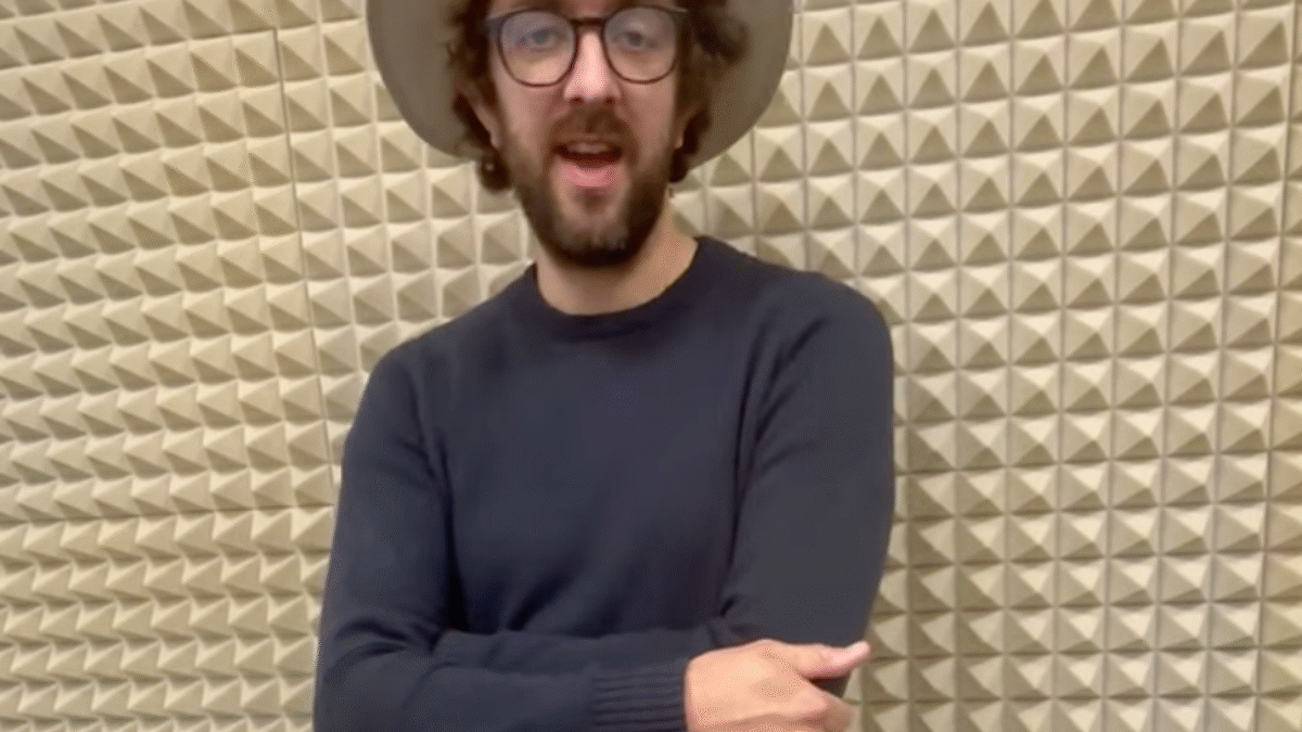 Kultúra Topoľčany: „Kultúrne leto: Graeme Mark s gitarou pri fontáne 13.7.“