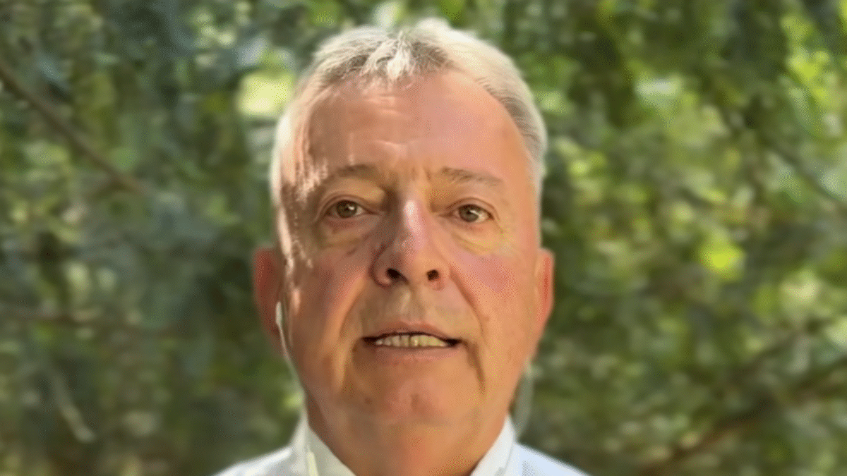 Generál Jozef Viktorín Takto to dopadne, keď servilnosť predčí reálnosť a zdravý rozum. Toto občan určite nechce. Zo zbrani a munície sa totiž ešte nikto nikdy nenajedol.