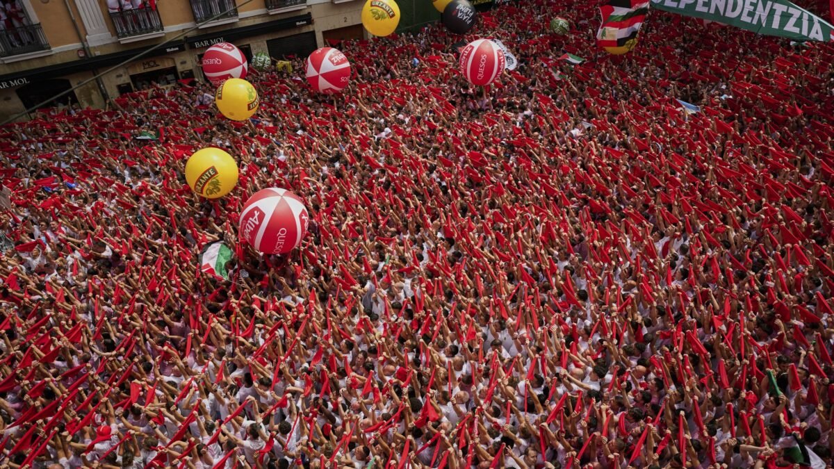 V Pamplone sa začali oslavy sprevádzané behmi s býkmi.