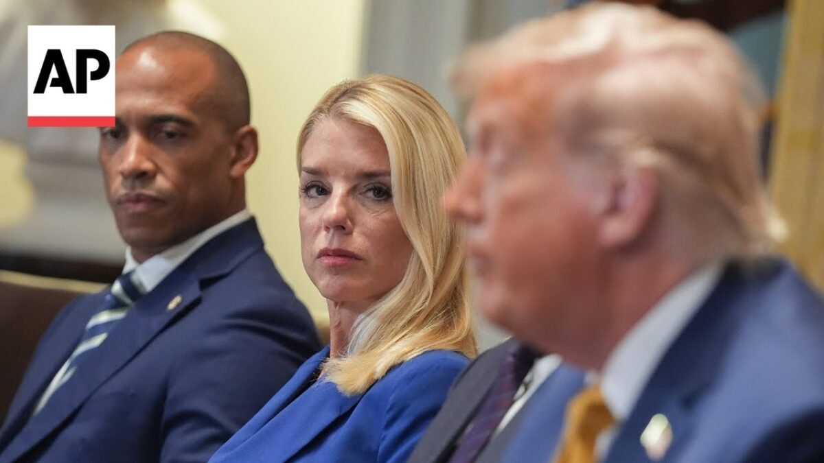 Spracovanie Epsteinových spisov vyvoláva konflikt medzi Pam Bondi a Danom Bonginom