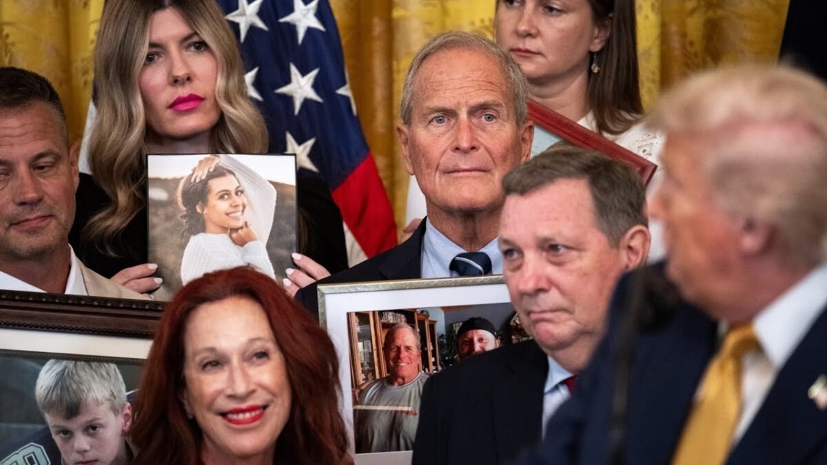 „Táto administratíva… konečne počuje naše volania,“ prezident Trump podpisuje zákon HALT Fentanyl Act.