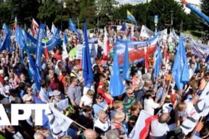 Tisíce demonštrujú vo Varšave proti migrácii, nacionalisti žiadajú kontrolu hran...