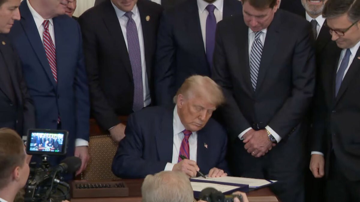 Trump podpísal zákon GENIUS, ktorý má z Ameriky urobiť „krypto centrum sveta“.