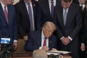 Trump podpísal zákon GENIUS, ktorý má z Ameriky urobiť „krypto centrum sveta“.