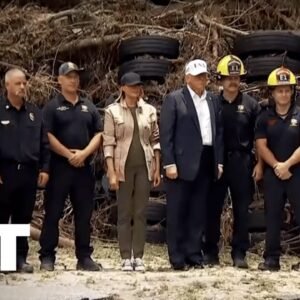 Trump obhajuje reakciu federálnej vlády na záplavy v Texase, počet obetí stúpa.