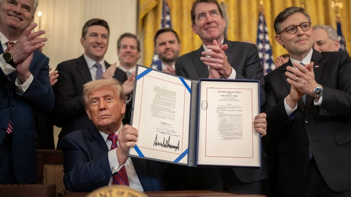 Trump podpisuje zákon Genius, aby upevnil nadvládu USA v kryptomenách/globálnych financiách.