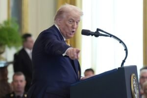 D. Trump presadzuje clá 15 – 20 percent na všetok tovar z EÚ.