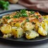 Vegánsky zemiakový nákyp s omáčkou. Jednoduchý a zdravý recept 2025