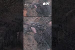 Vladimir Putin strieľa zo sniperky na strelnici v Rjazani pri kontrole vojsk.