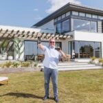 Důchodci se úplně změnil život. Vyhrál luxusní dům, kde by si přál bydlet snad každý