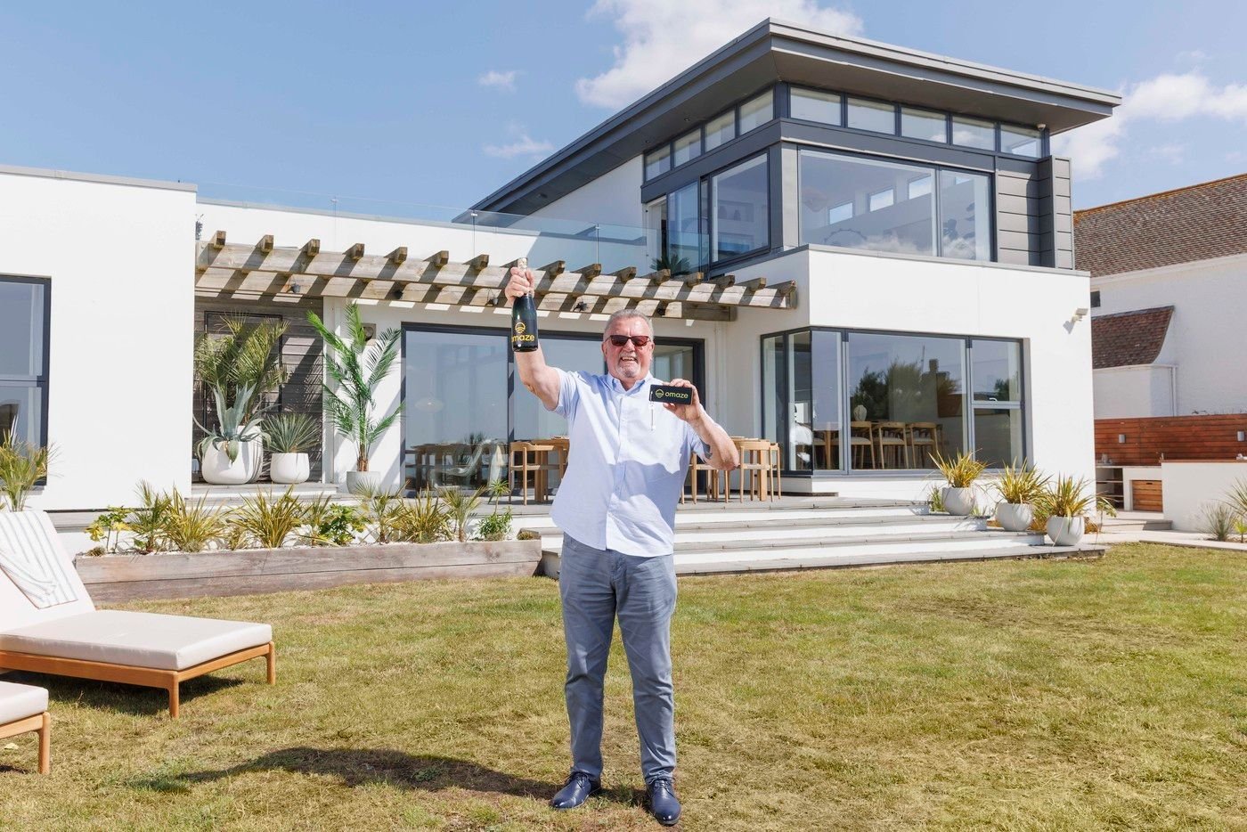 Důchodci se úplně změnil život. Vyhrál luxusní dům, kde by si přál bydlet snad každý