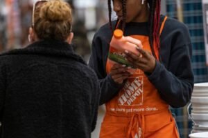 Home Depot míňa miliardy na veľkú akvizíciu.