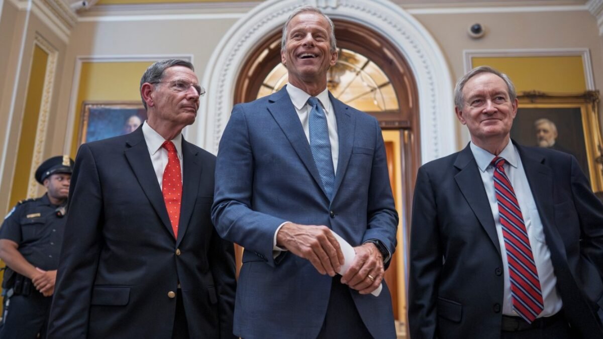 ap25182597287687.jpg Trumpov „Veľký krásny zákon“ môže ukončiť dotácie na čistú energiu. Kritici varujú, že by to mohlo poslať účty za energie „cez strechu“.