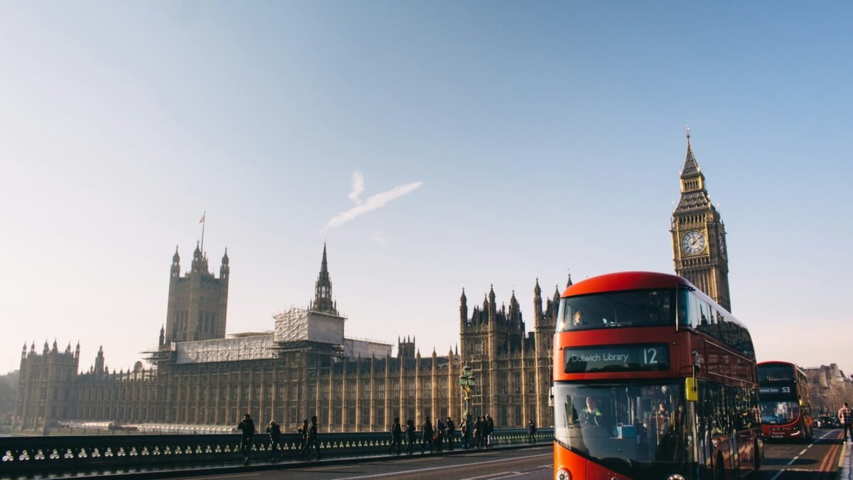Britská ministerka pomenovala dve najväčšie hrozby pre krajinu ako klimatické zmeny a kybernetickú bezpečnosť.