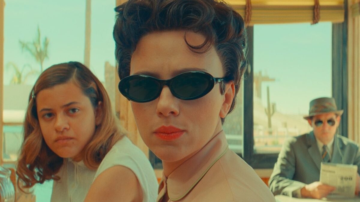 Pred Jurassic World Rebirth vynikali Scarlett Johansson a Rupert Friend v jednom z najlepších nedávnych filmov Wesa Andersona.