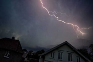 Búrky a silný vietor: SHMÚ vydal výstrahy pre viacero regiónov.