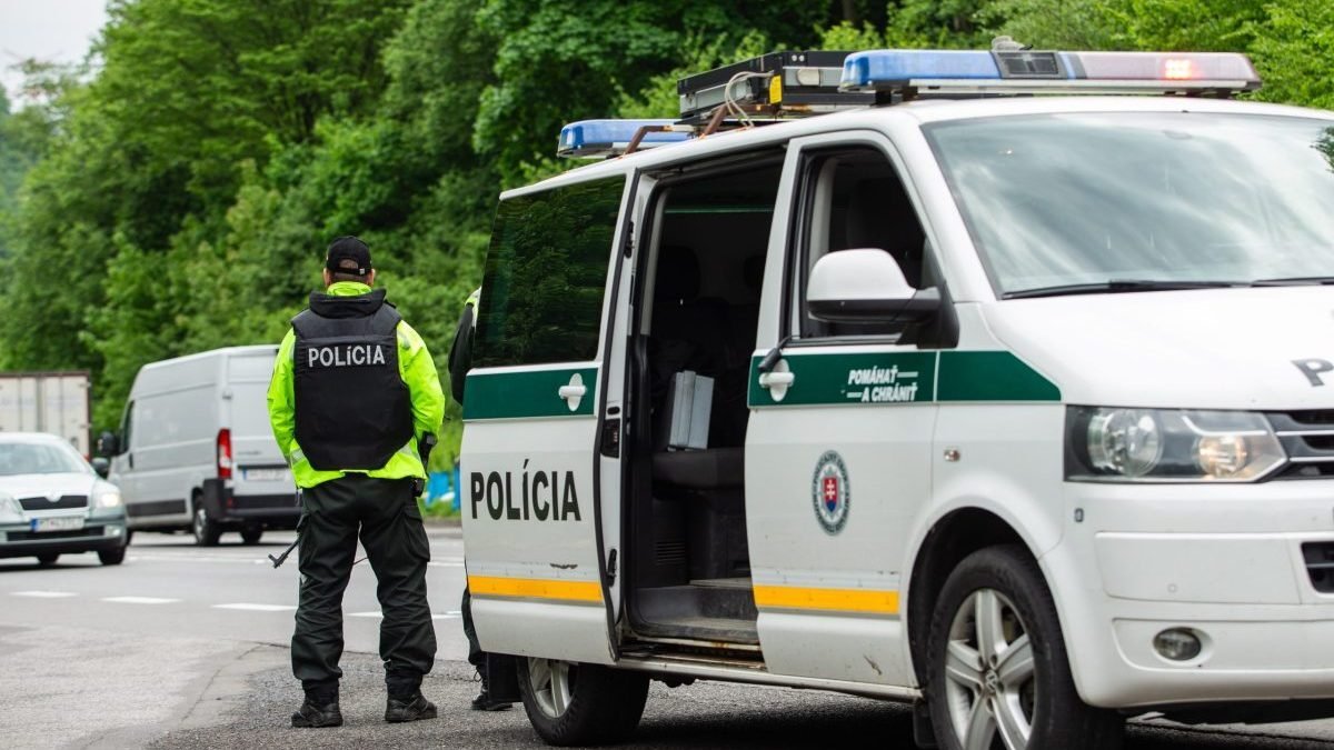 Policajti vyšetrujú prípad nadrogovania troch detí po požití jedla.