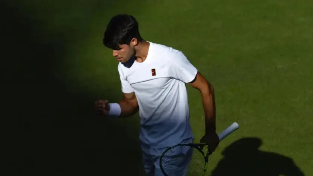 Carlos Alcaraz zatiaľ na Wimbledone nesvietil ani zďaleka tak ako Jannik Sinner.