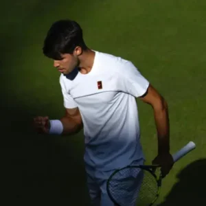 Carlos Alcaraz zatiaľ na Wimbledone nesvietil ani zďaleka tak ako Jannik Sinner.