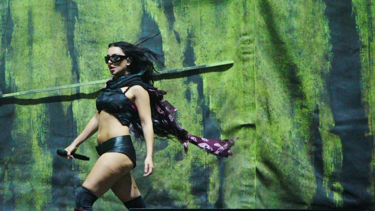 Charli XCX spálila Glastonbury najjednoduchším štylovým trikom tohto leta.