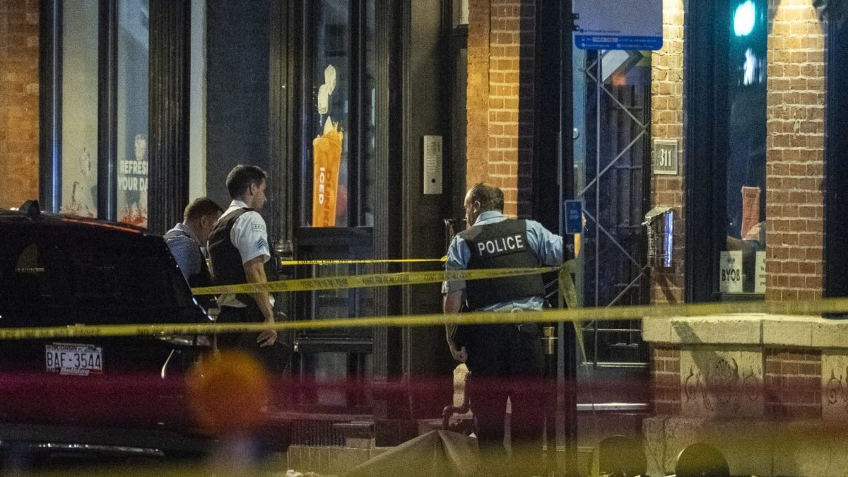 Najmenej štyri osoby prišli o život pri masovej streľbe v Chicagu.