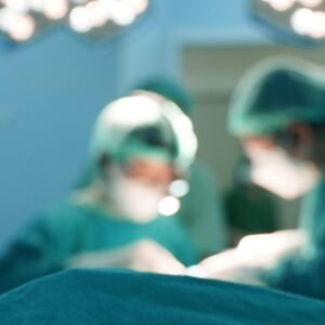 Žene v Británii pri operácii omylom odstránili časť chrbtice.