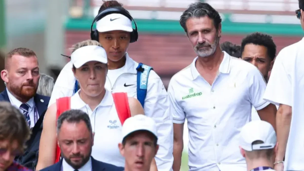 Tréner Patrick Mouratoglou má pre Naomi Osaka správu po tvrdom vyrazení z Wimbledonu.