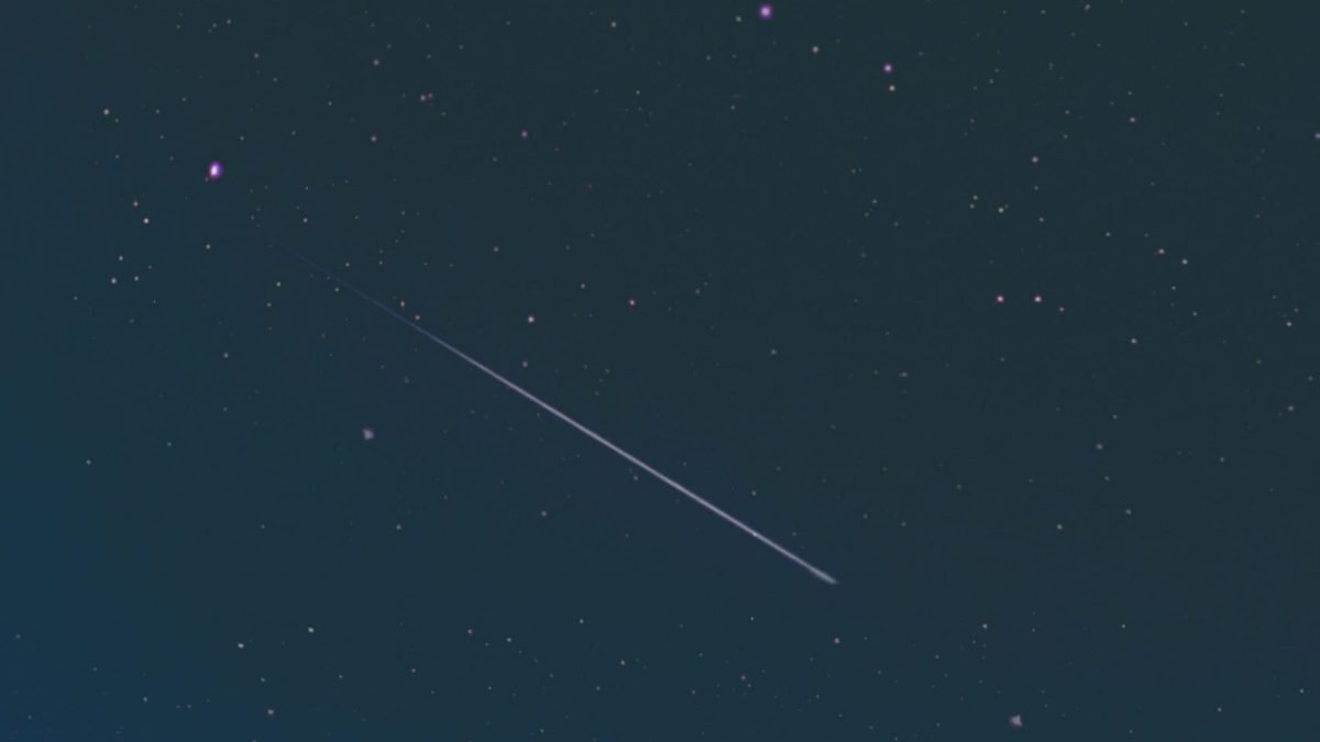 Astronómovia pozorujú objekt z cudzieho hviezdneho systému.