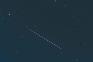 Astronómovia pozorujú objekt z cudzieho hviezdneho systému.
