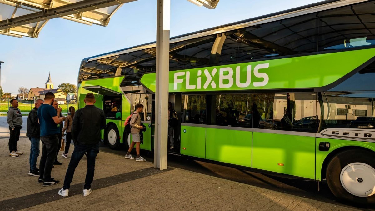 V Nemecku havaroval Flixbus, hlásia zranených.